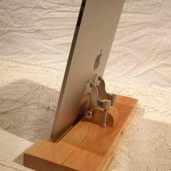 iPad - iPhone - iPod - Dock - Sync and Charging Station - Maple - style V1 (Yes for the iPad )
